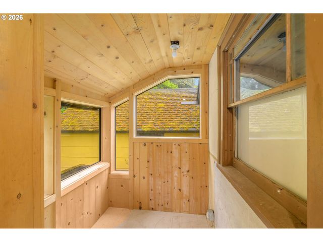 8220 Sw CANYON Dr, Portland, OR 97225