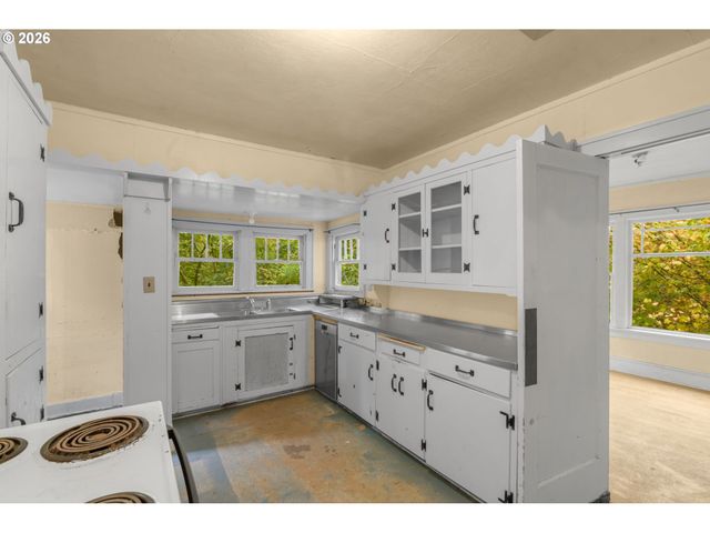 8220 Sw CANYON Dr, Portland, OR 97225