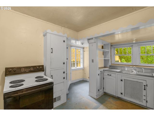 8220 Sw CANYON Dr, Portland, OR 97225