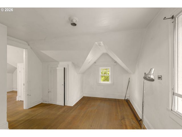 8220 Sw CANYON Dr, Portland, OR 97225