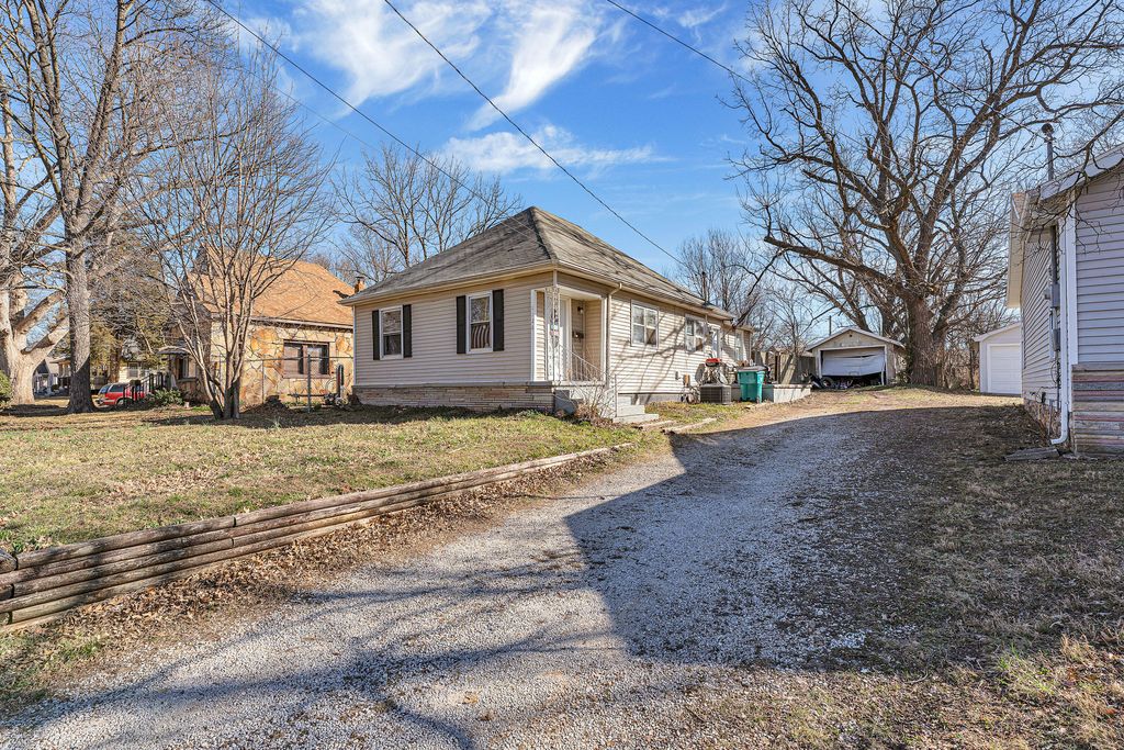 1126 N Rogers Avenue, Springfield, MO 65802