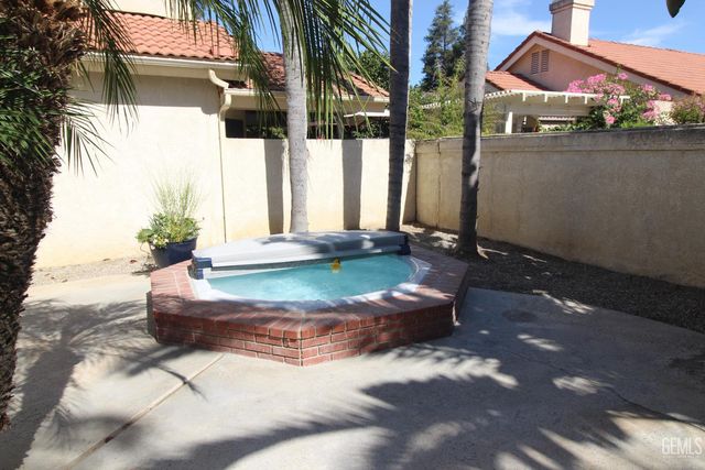 8205 New Castle Street, Bakersfield, CA 93311