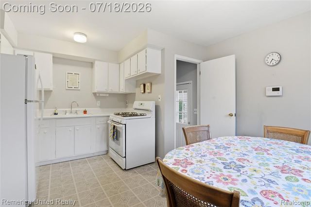 18691 Kinloch, Redford, MI 48240