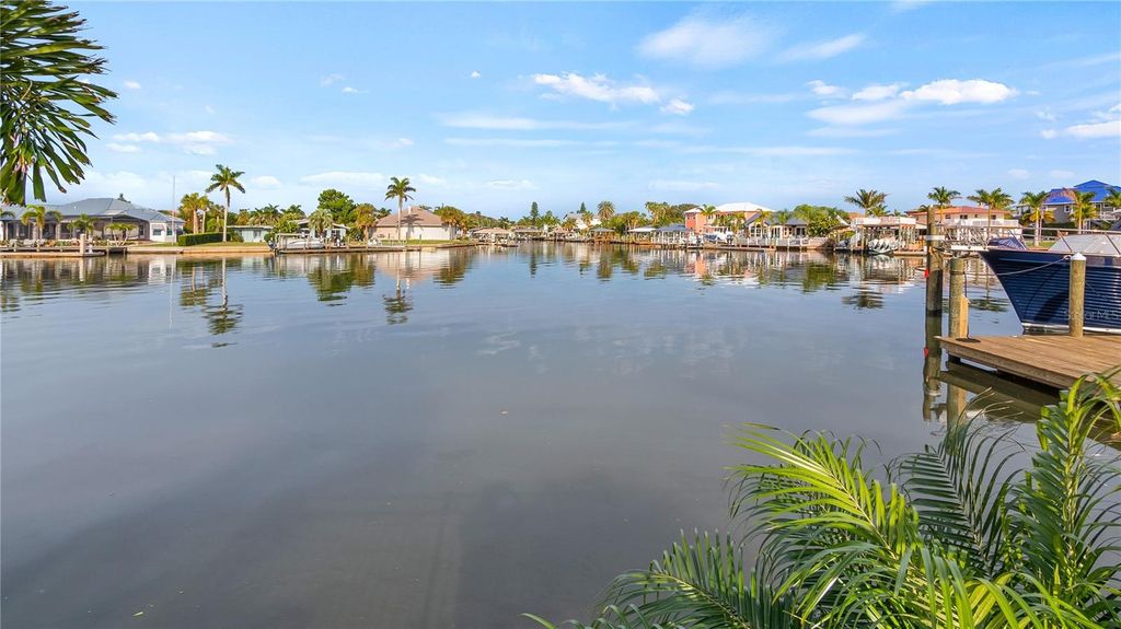 Image 6 of property listing at 102 EAST CIRCLE, New Smyrna Beach, FL 32169