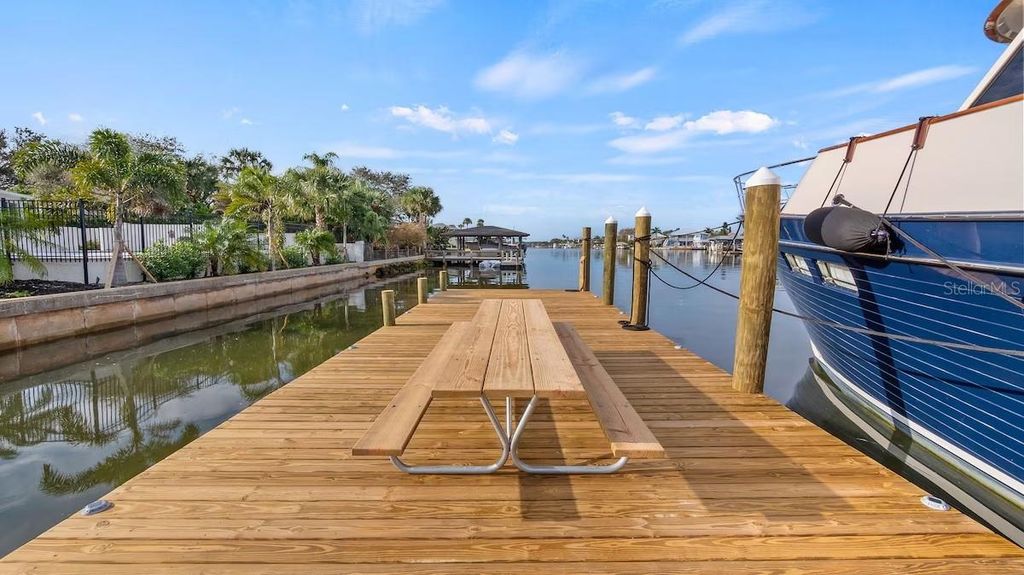 Image 8 of property listing at 102 EAST CIRCLE, New Smyrna Beach, FL 32169
