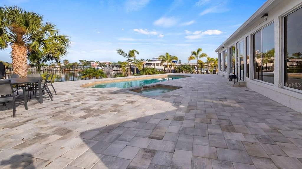 Image 10 of property listing at 102 EAST CIRCLE, New Smyrna Beach, FL 32169