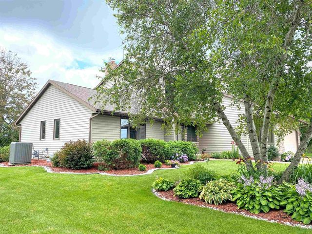 60439 Fairway Court, Prairie Du Chien, WI 53821