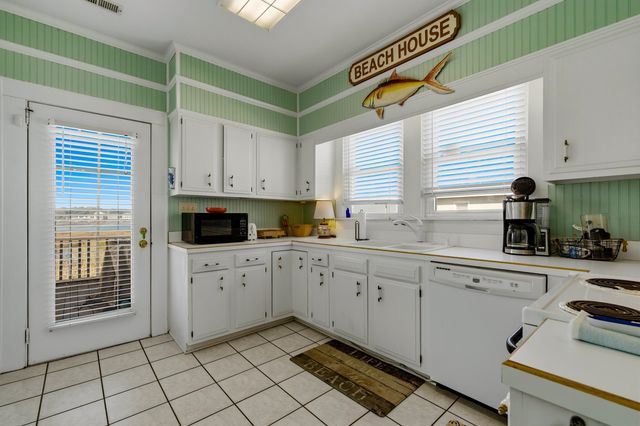 566 Yucca Ave., Garden City Beach, SC 29576