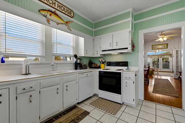 566 Yucca Ave., Garden City Beach, SC 29576
