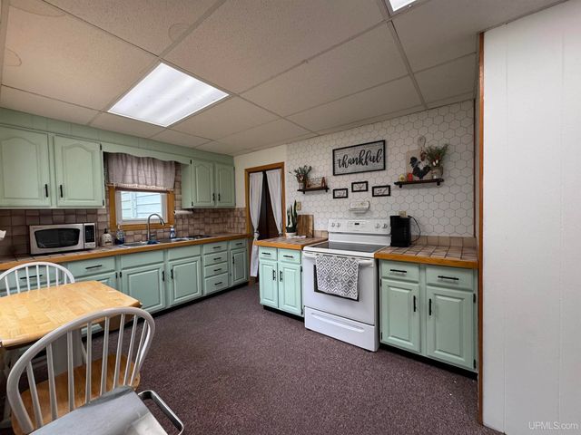 5305 E Sunset Road, Ironwood, MI 49938