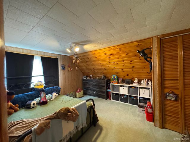 5305 E Sunset Road, Ironwood, MI 49938