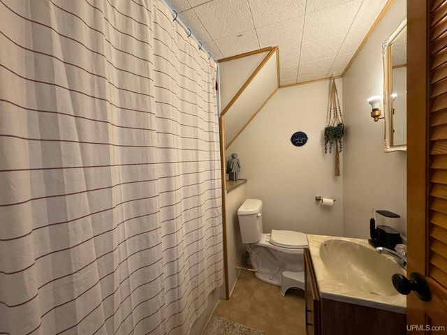 5305 E Sunset Road, Ironwood, MI 49938