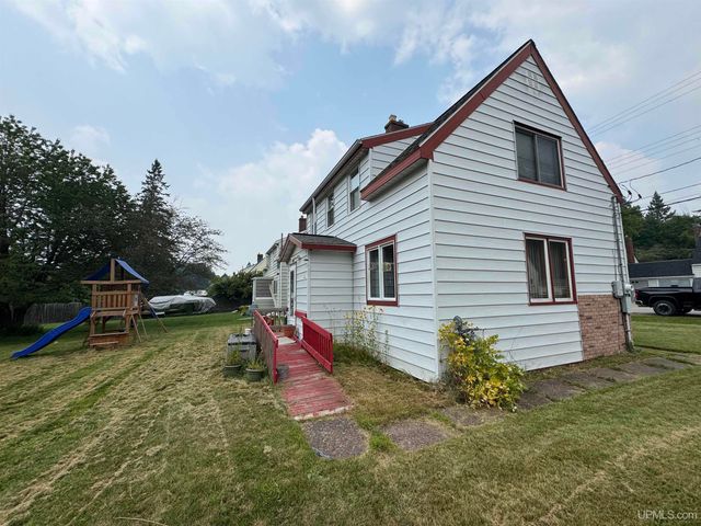 5305 E Sunset Road, Ironwood, MI 49938