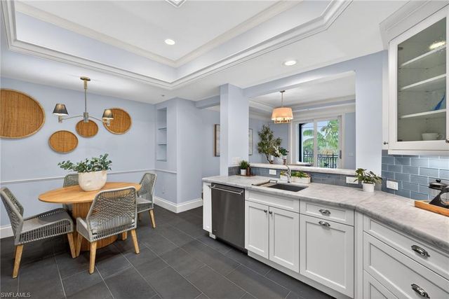625 5TH AVE S 302, Naples, FL 34102