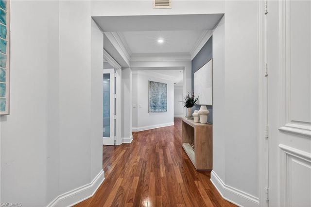625 5TH AVE S 302, Naples, FL 34102