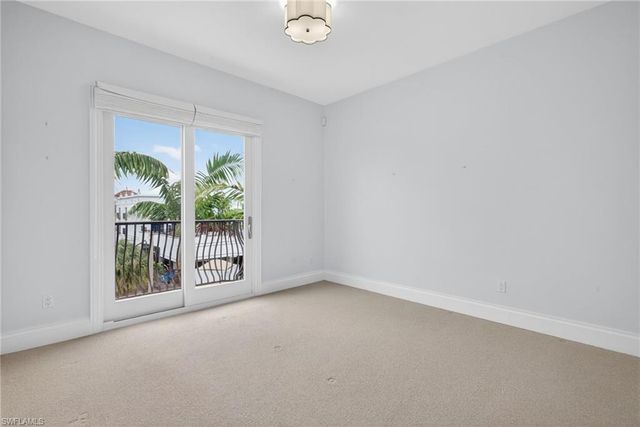 625 5TH AVE S 302, Naples, FL 34102