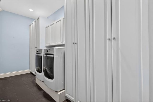 625 5TH AVE S 302, Naples, FL 34102