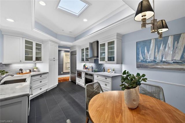625 5TH AVE S 302, Naples, FL 34102