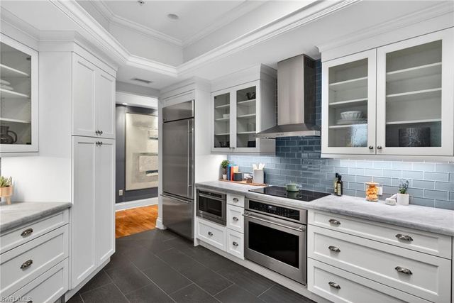 625 5TH AVE S 302, Naples, FL 34102