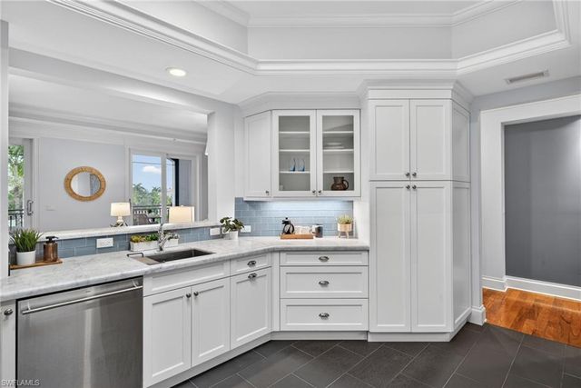 625 5TH AVE S 302, Naples, FL 34102
