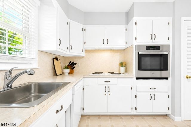 15 Stonehill Rd, Randolph Twp., NJ 07869