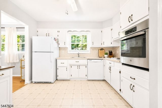 15 Stonehill Rd, Randolph Twp., NJ 07869
