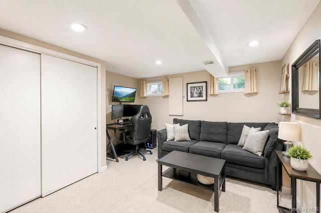 18 Cornell Lane, Hicksville, NY 11801