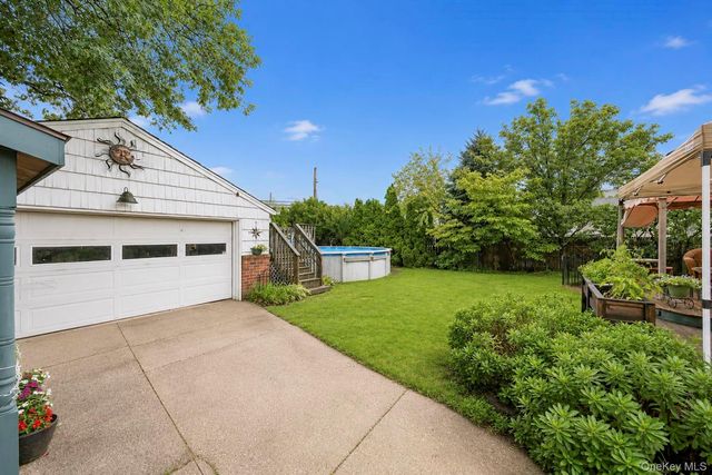 18 Cornell Lane, Hicksville, NY 11801