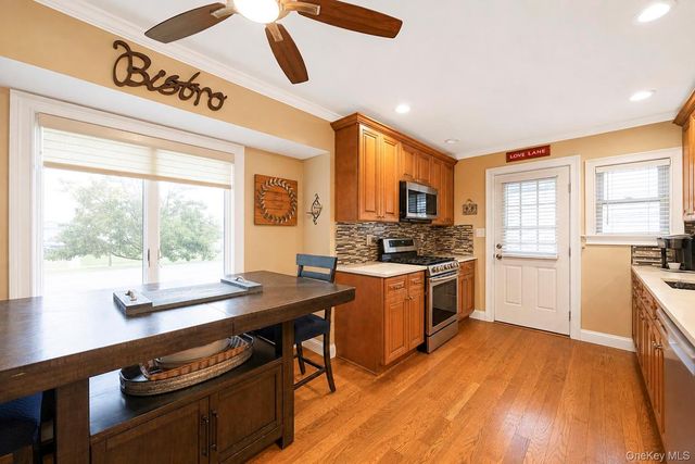 18 Cornell Lane, Hicksville, NY 11801