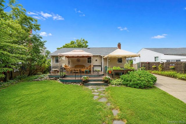 18 Cornell Lane, Hicksville, NY 11801