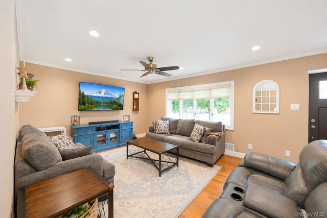 18 Cornell Lane, Hicksville, NY 11801
