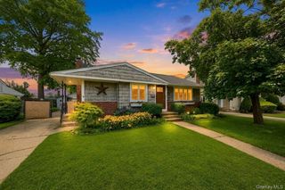 18 Cornell Lane, Hicksville, NY 11801