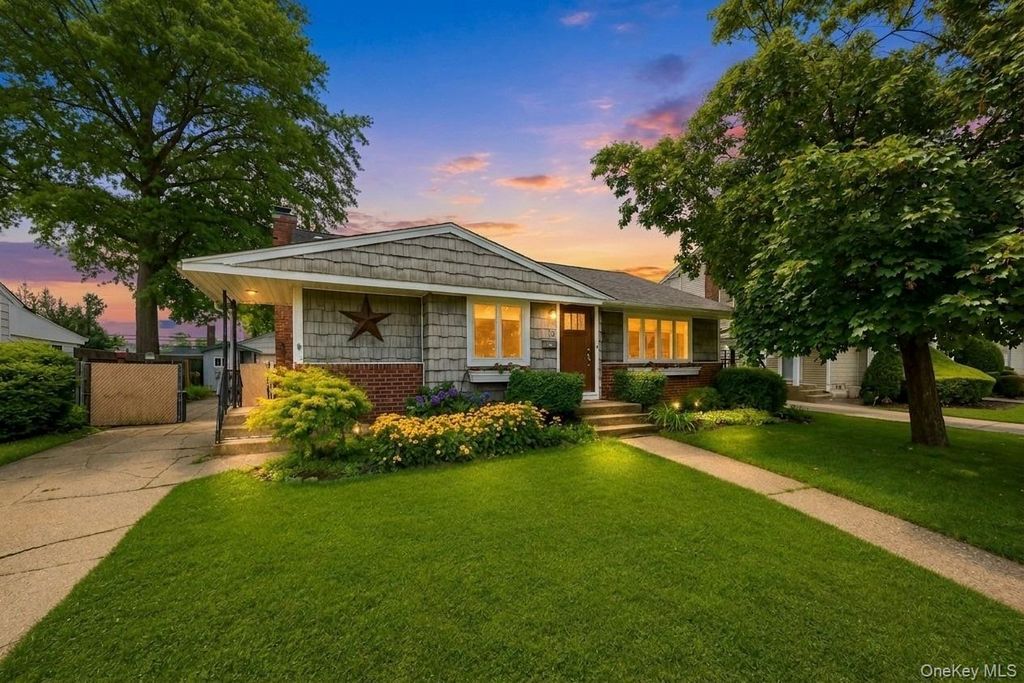 18 Cornell Lane, Hicksville, NY 11801