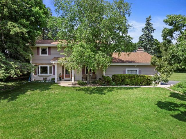 2925 Meadow LANE, Hartland, WI 53029