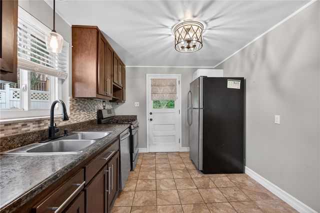 279 Woodridge Dr, Green Tree, PA 15106