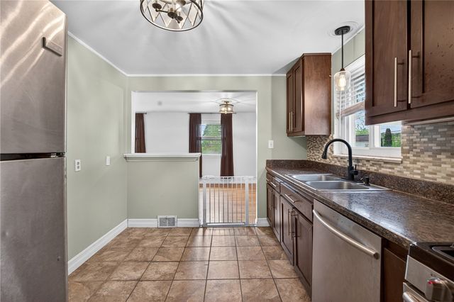 279 Woodridge Dr, Green Tree, PA 15106