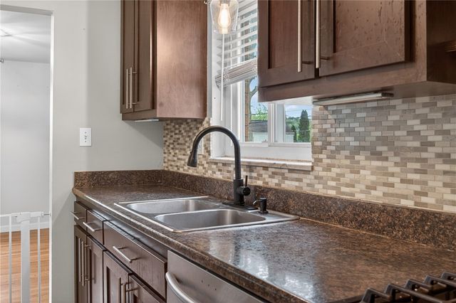 279 Woodridge Dr, Green Tree, PA 15106