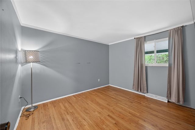 279 Woodridge Dr, Green Tree, PA 15106