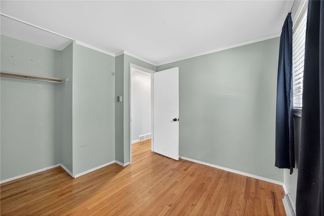 279 Woodridge Dr, Green Tree, PA 15106