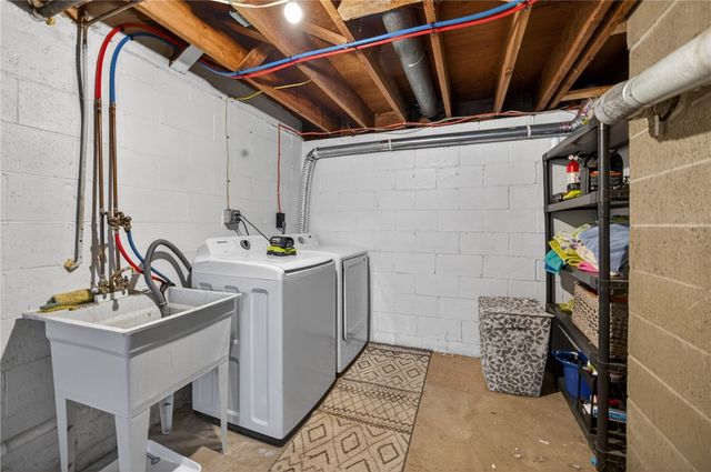 279 Woodridge Dr, Green Tree, PA 15106