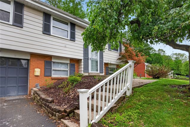 279 Woodridge Dr, Green Tree, PA 15106