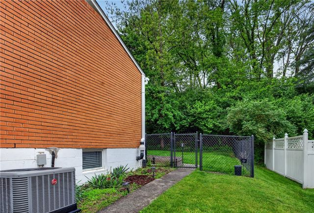 279 Woodridge Dr, Green Tree, PA 15106