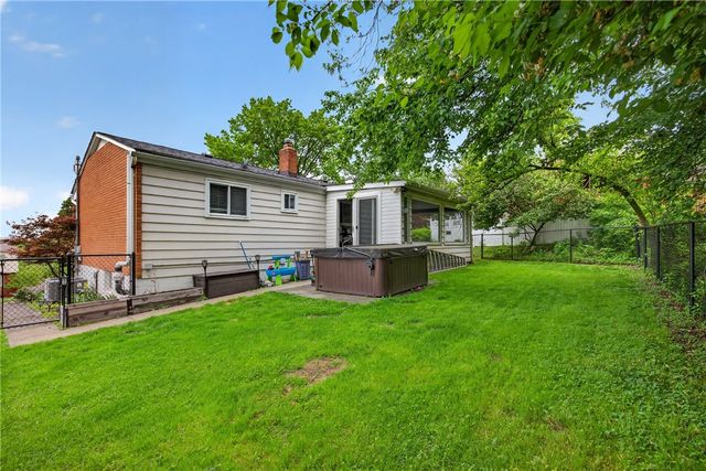 279 Woodridge Dr, Green Tree, PA 15106
