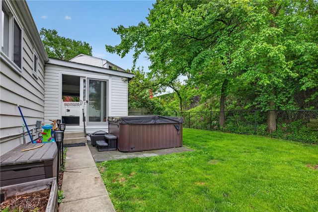 279 Woodridge Dr, Green Tree, PA 15106