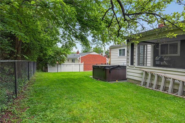 279 Woodridge Dr, Green Tree, PA 15106