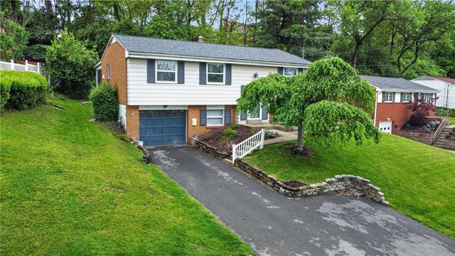 279 Woodridge Dr, Green Tree, PA 15106