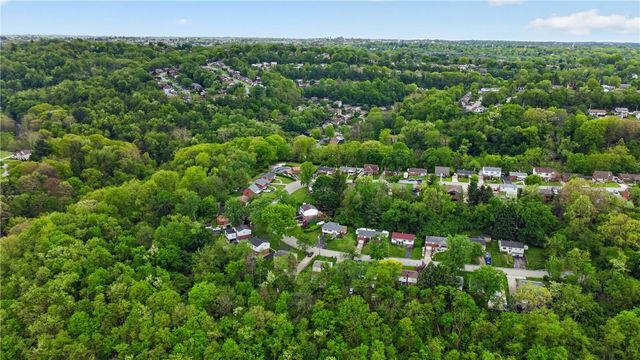 279 Woodridge Dr, Green Tree, PA 15106