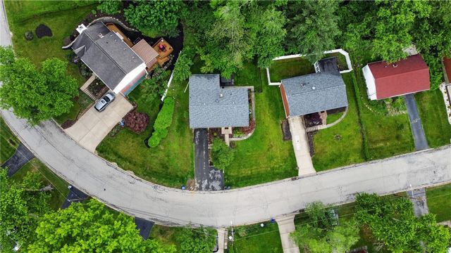 279 Woodridge Dr, Green Tree, PA 15106