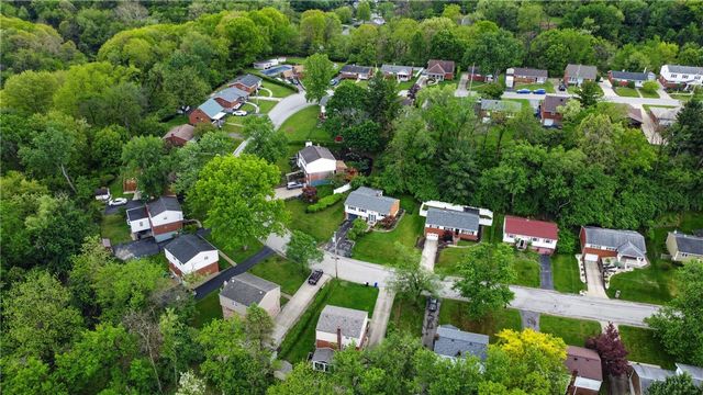 279 Woodridge Dr, Green Tree, PA 15106
