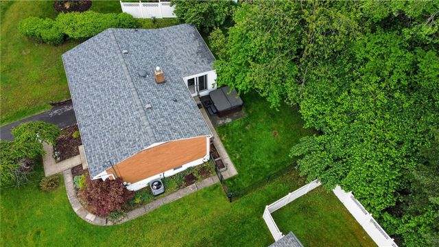 279 Woodridge Dr, Green Tree, PA 15106